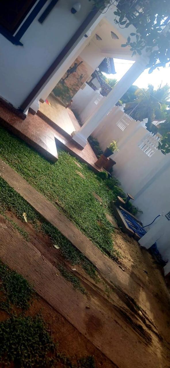 Oviniru Beach Hotel Negombo Kültér fotó