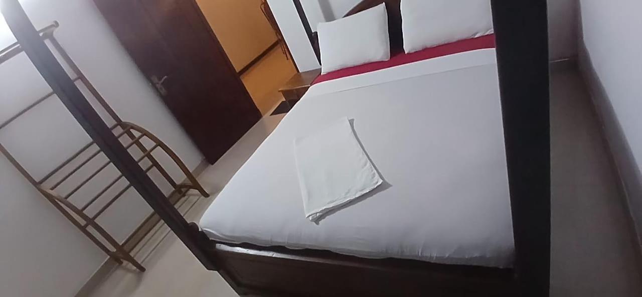 Oviniru Beach Hotel Negombo Kültér fotó